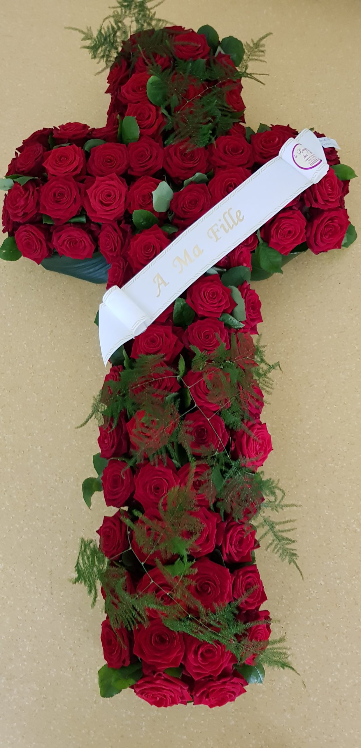 croix de roses rouges
